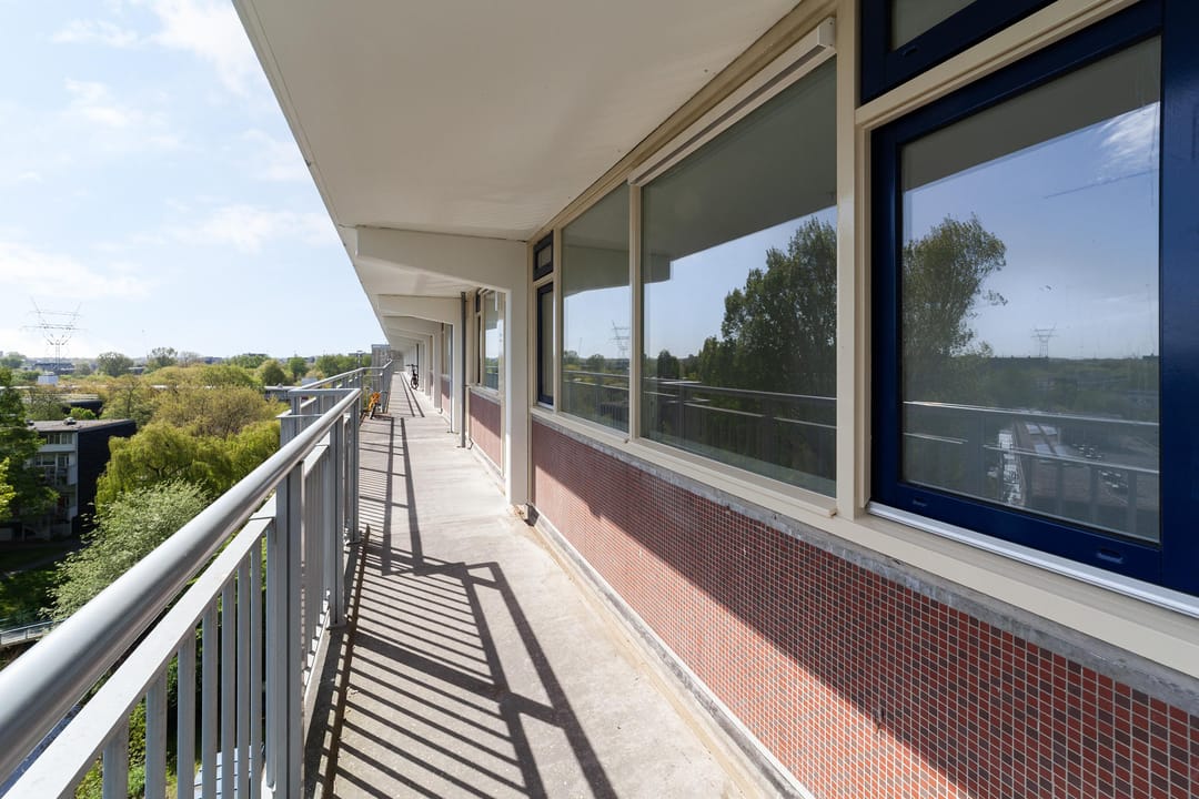 Spacious Top Floor Apartment with West-Facing Balcony in Leiden Merenwijk — 8