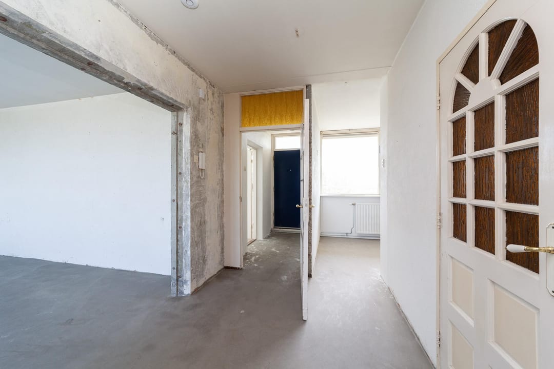 Spacious Top Floor Apartment with West-Facing Balcony in Leiden Merenwijk — 13