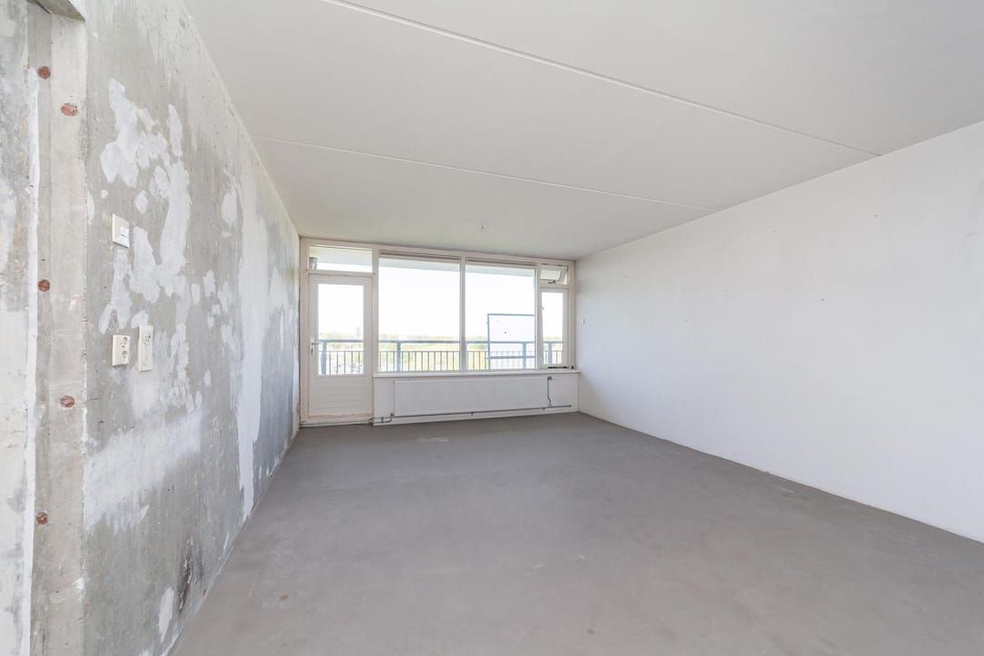Spacious Top Floor Apartment with West-Facing Balcony in Leiden Merenwijk — 16