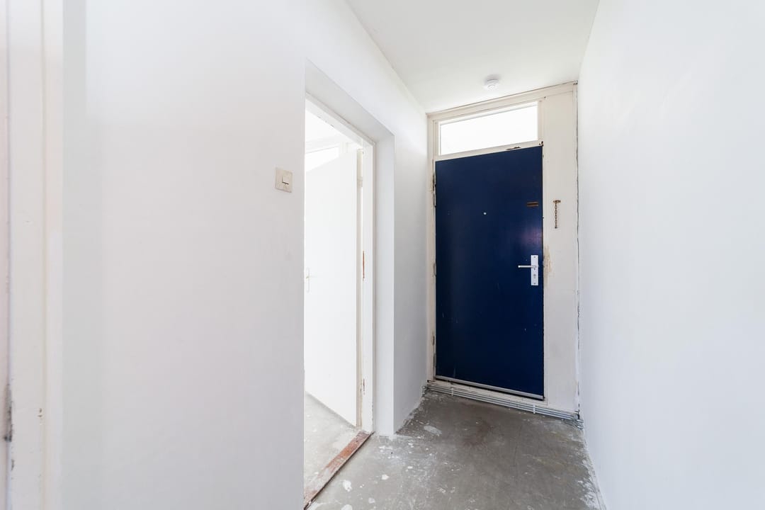 Spacious Top Floor Apartment with West-Facing Balcony in Leiden Merenwijk — 11