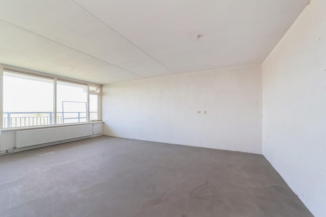 Spacious Top Floor Apartment with West-Facing Balcony in Leiden Merenwijk — 17