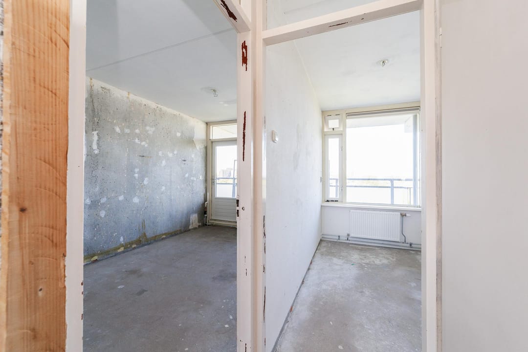 Spacious Top Floor Apartment with West-Facing Balcony in Leiden Merenwijk — 26