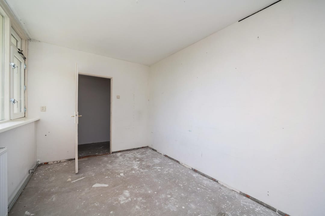 Spacious Top Floor Apartment with West-Facing Balcony in Leiden Merenwijk — 32