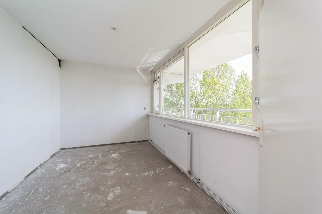 Spacious Top Floor Apartment with West-Facing Balcony in Leiden Merenwijk — 31