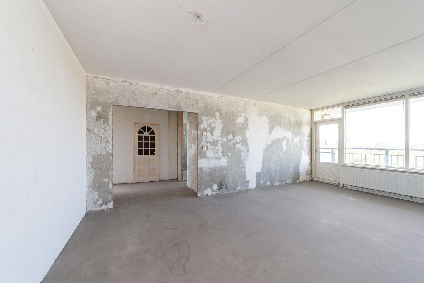 Spacious Top Floor Apartment with West-Facing Balcony in Leiden Merenwijk — 19