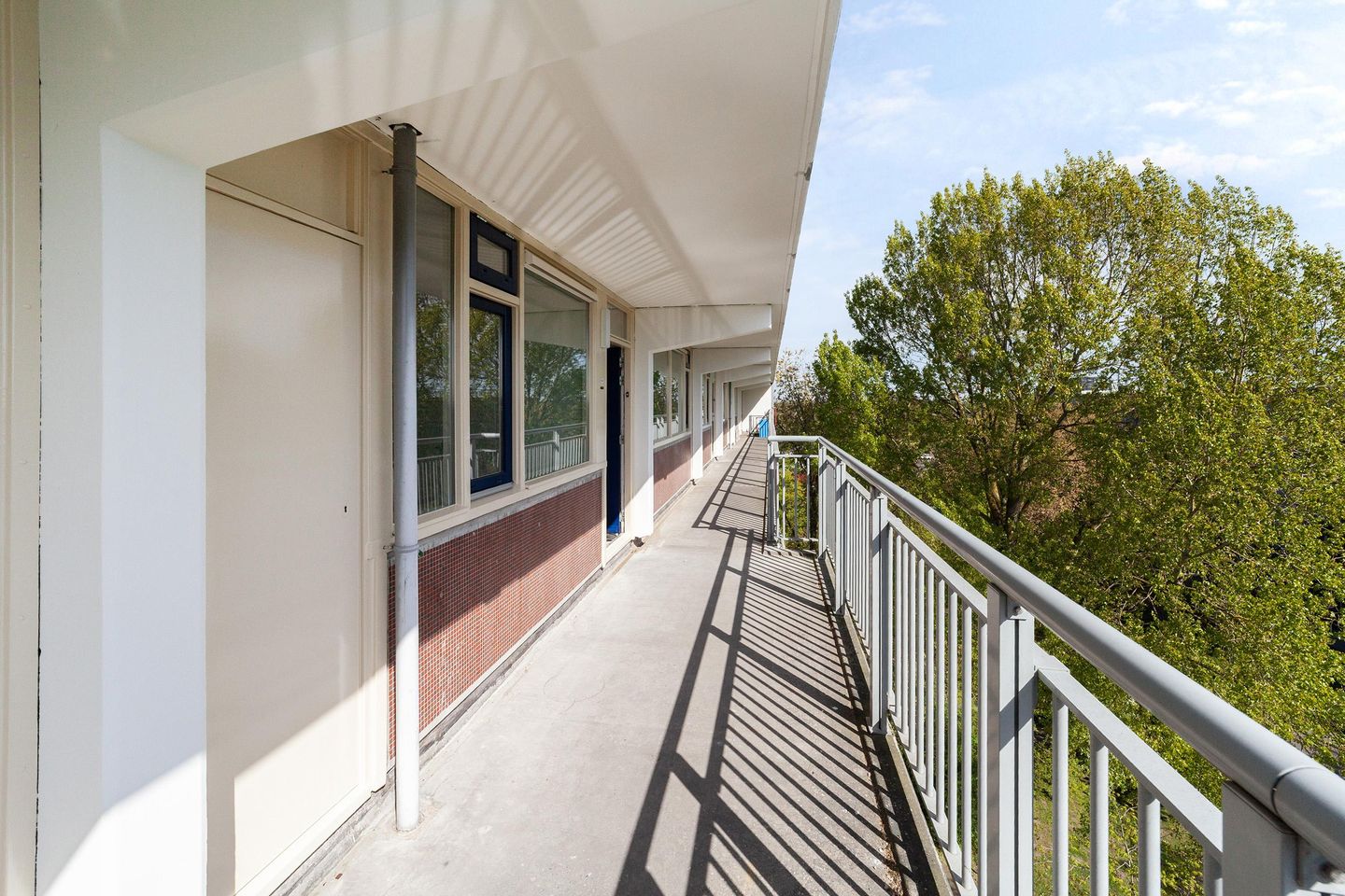 Spacious Top Floor Apartment with West-Facing Balcony in Leiden Merenwijk — 10
