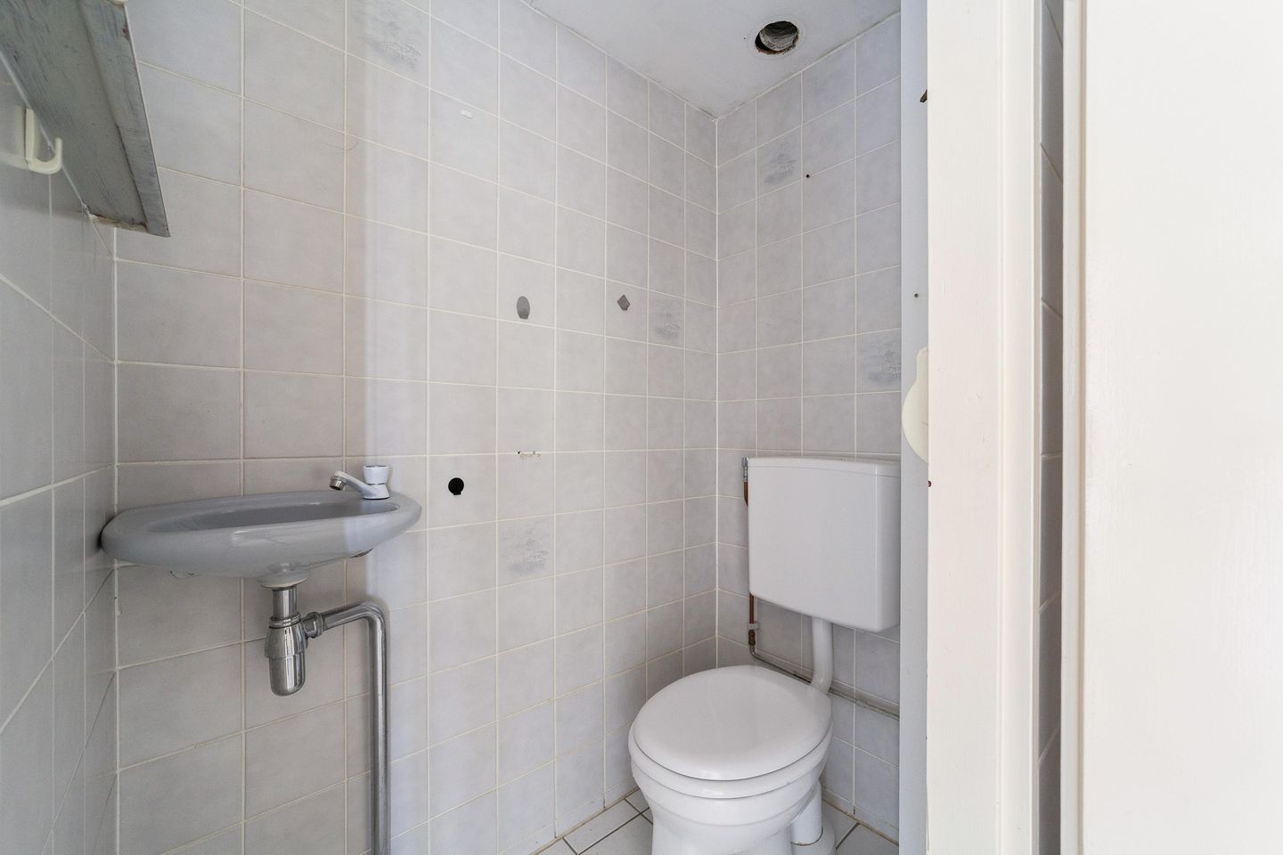 Spacious Top Floor Apartment with West-Facing Balcony in Leiden Merenwijk — 25