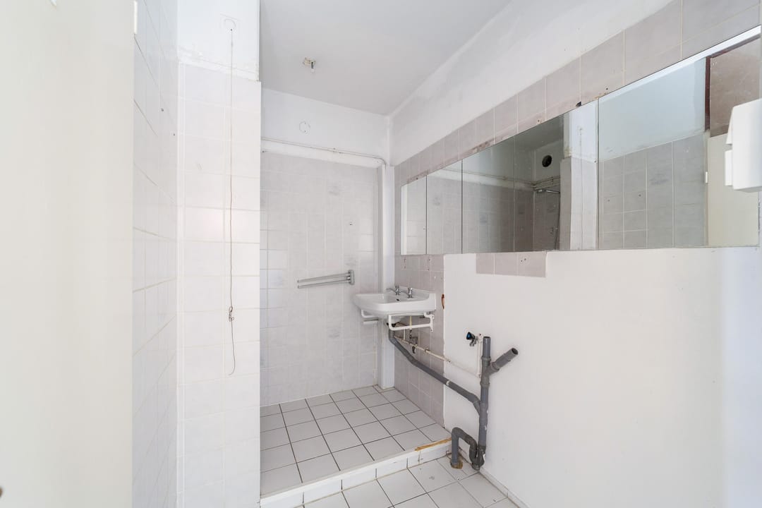 Spacious Top Floor Apartment with West-Facing Balcony in Leiden Merenwijk — 23
