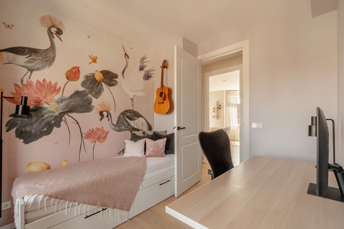 Stylish and bright 4-room apartment with balcony in De Baarsjes, Amsterdam — 29