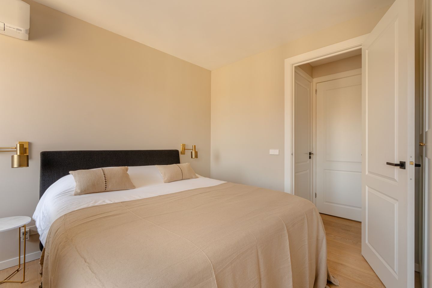 Stylish and bright 4-room apartment with balcony in De Baarsjes, Amsterdam — 25