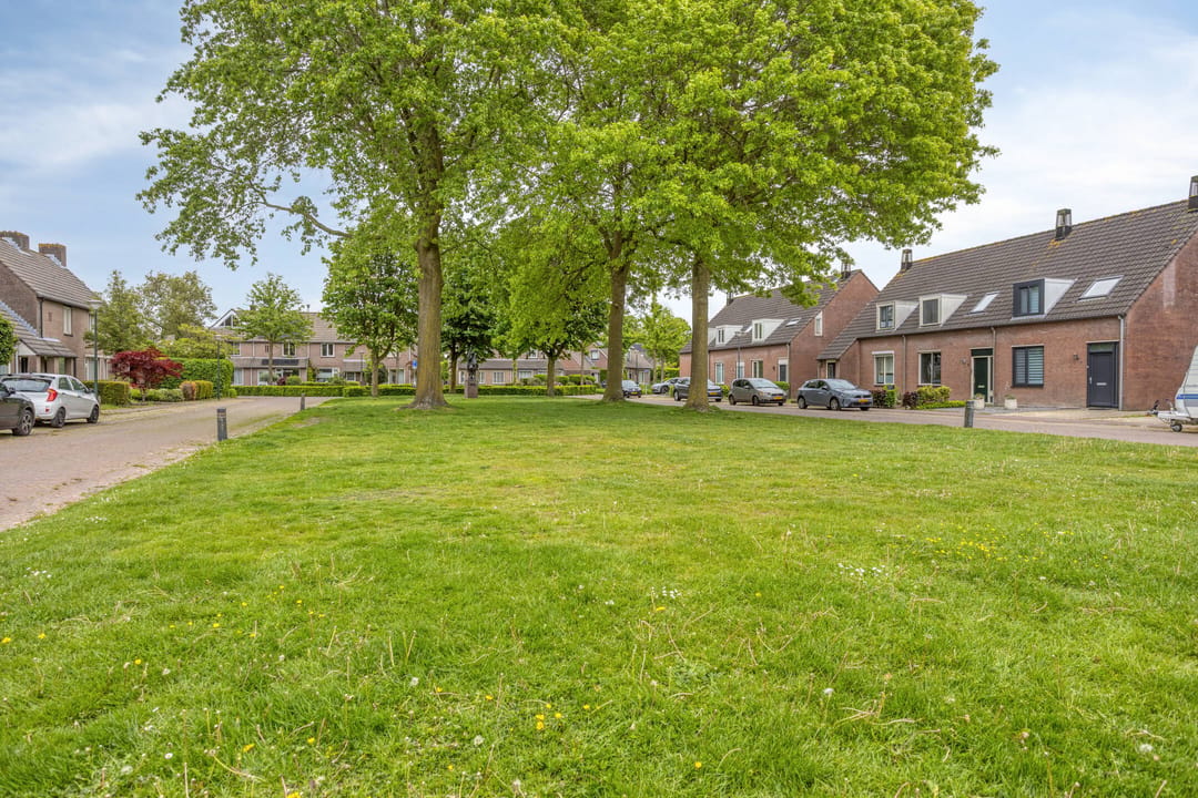 Spacious Family Home with Extension, Garage and Four Bedrooms in Haaren — 32