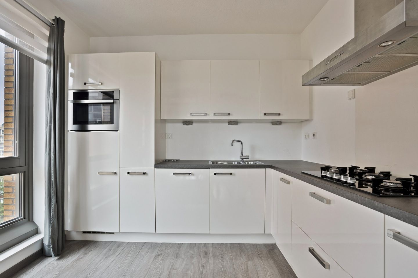 Bright corner apartment with balcony, private parking and excellent Amsterdam connections — 20