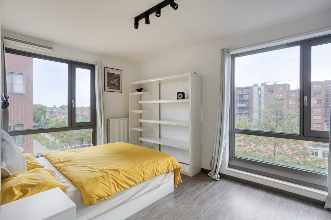 Bright corner apartment with balcony, private parking and excellent Amsterdam connections — 13