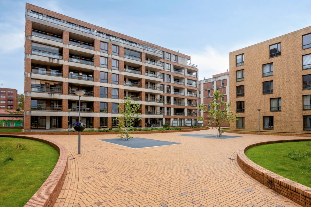 Bright corner apartment with balcony, private parking and excellent Amsterdam connections — 37