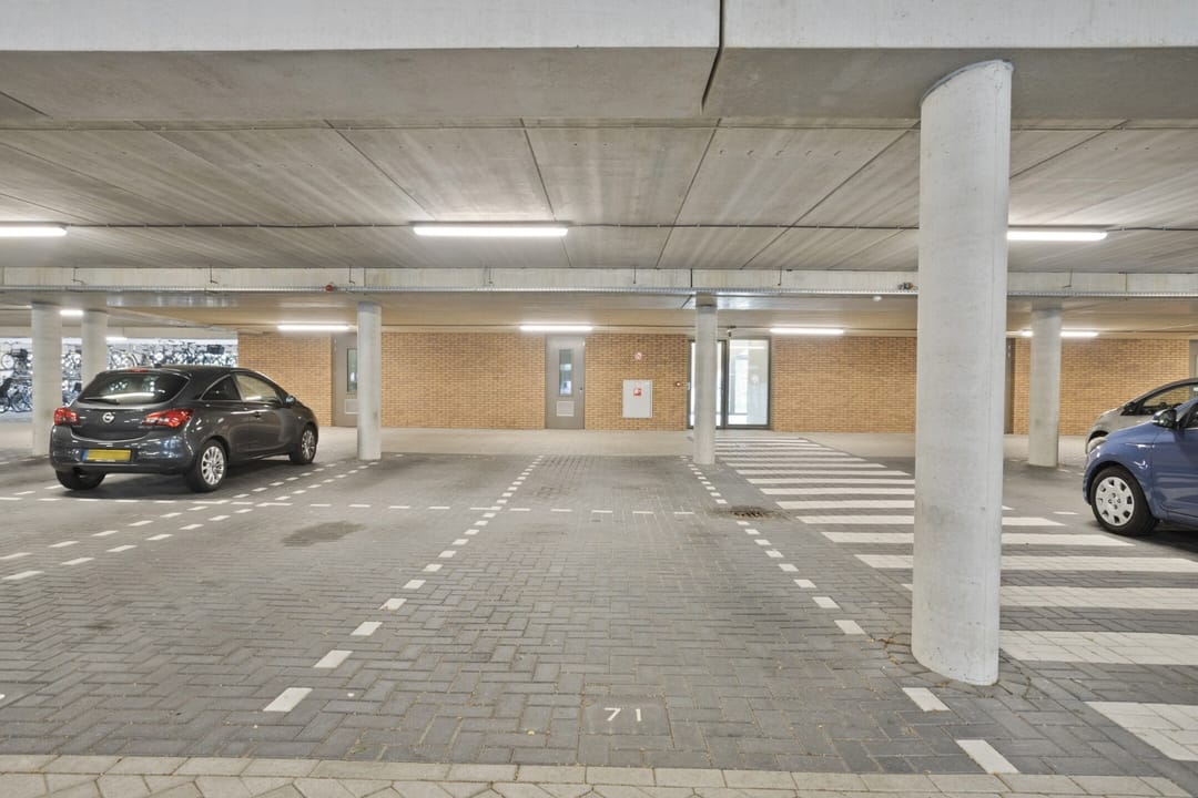 Bright corner apartment with balcony, private parking and excellent Amsterdam connections — 32