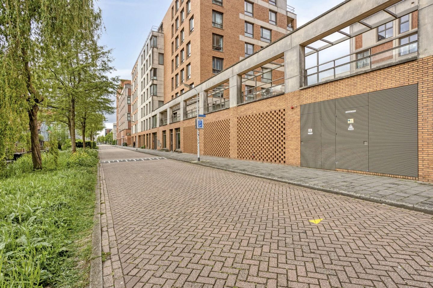 Bright corner apartment with balcony, private parking and excellent Amsterdam connections — 35