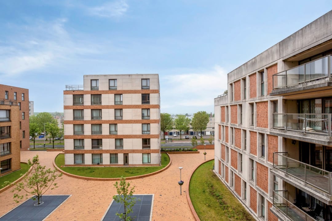 Bright corner apartment with balcony, private parking and excellent Amsterdam connections — 28