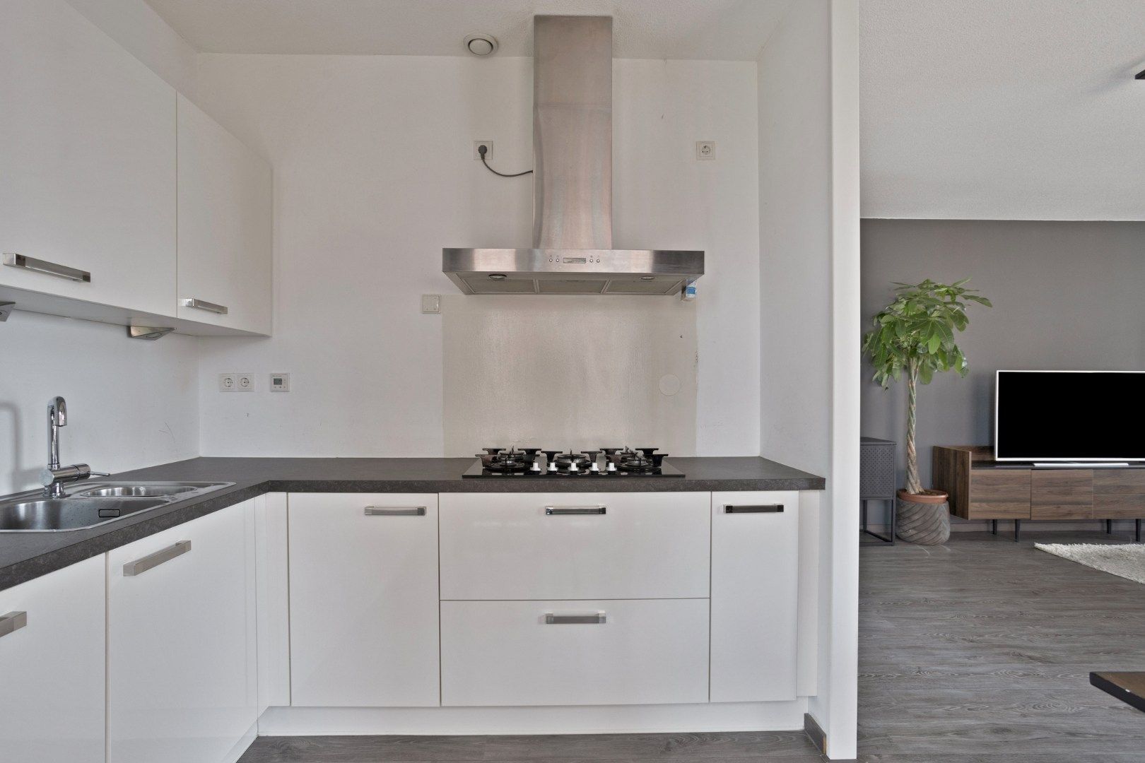 Bright corner apartment with balcony, private parking and excellent Amsterdam connections — 21