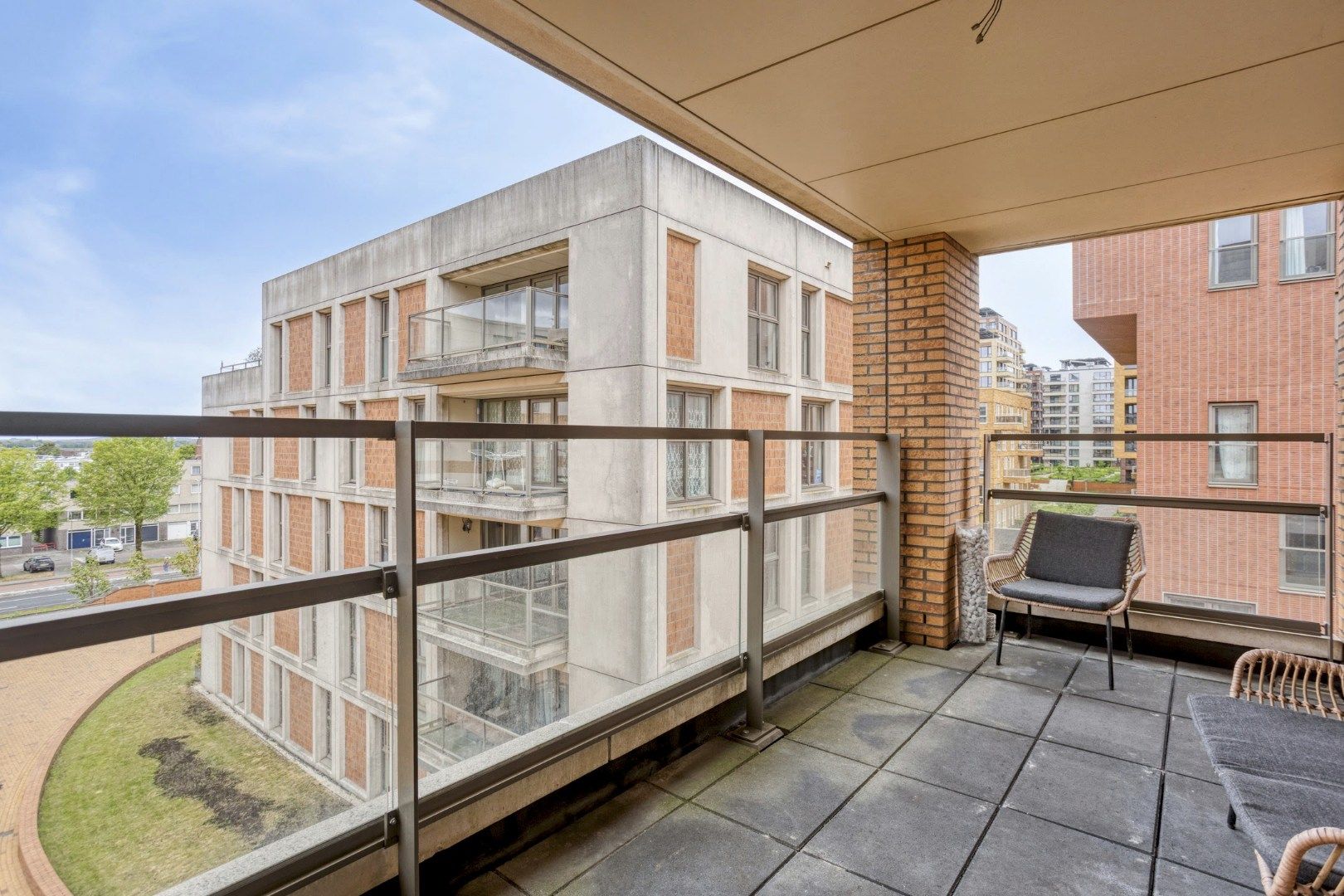 Bright corner apartment with balcony, private parking and excellent Amsterdam connections — 27