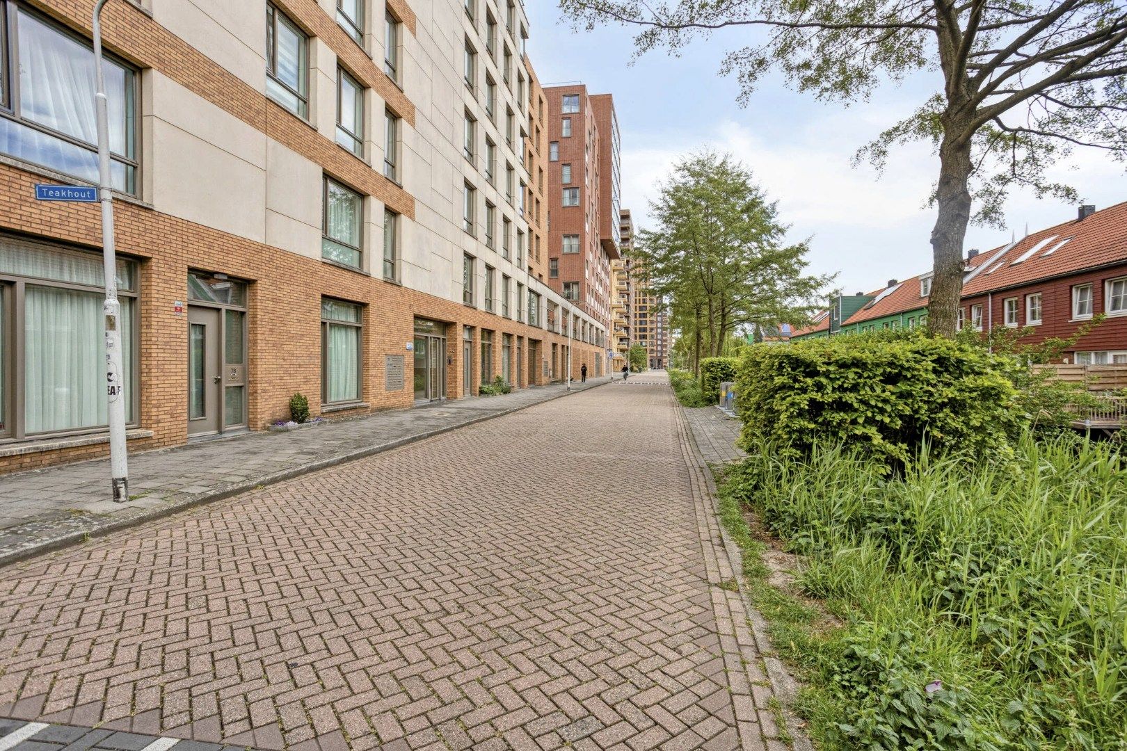 Bright corner apartment with balcony, private parking and excellent Amsterdam connections — 36