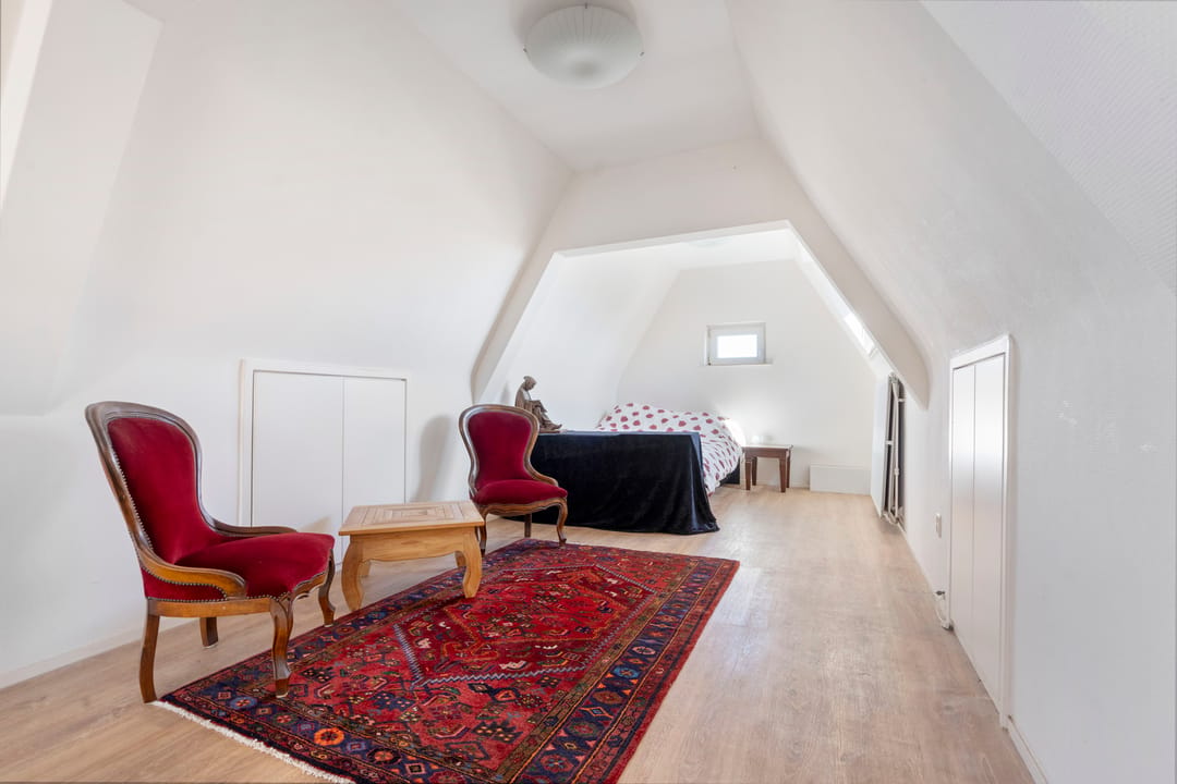 Spacious renovated upper house with 172m² living space and stunning natural surroundings — 46