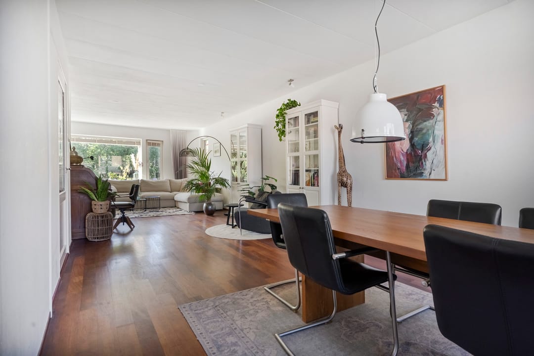 Spacious renovated upper house with 172m² living space and stunning natural surroundings — 16