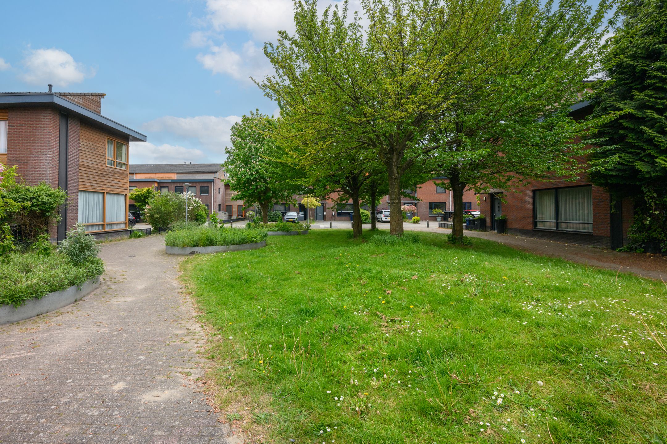 Spacious Family Home with 5 Bedrooms and Sunny Roof Terrace in Popular Almere Neighborhood — 60