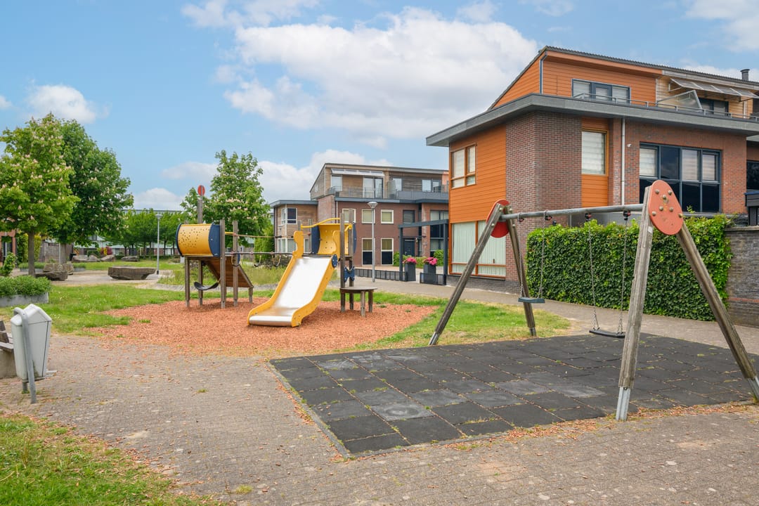 Spacious Family Home with 5 Bedrooms and Sunny Roof Terrace in Popular Almere Neighborhood — 62