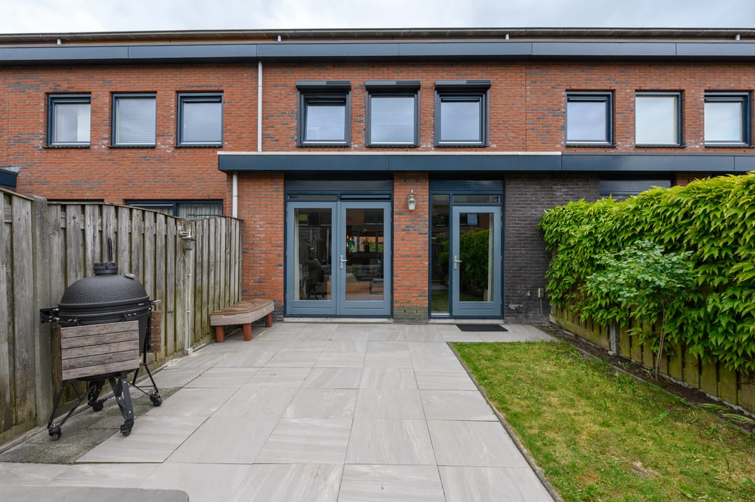 Spacious Family Home with 5 Bedrooms and Sunny Roof Terrace in Popular Almere Neighborhood — 58