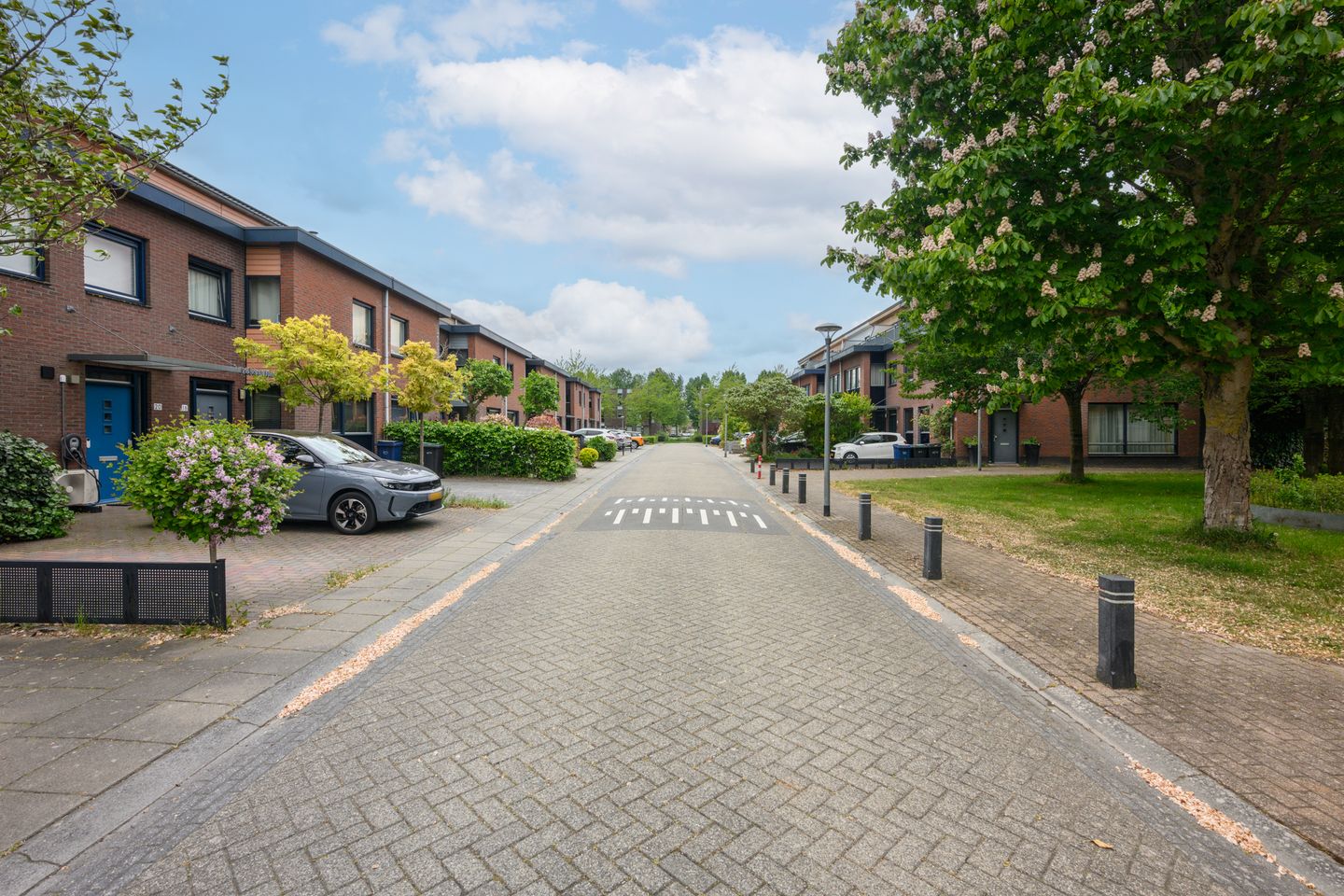 Spacious Family Home with 5 Bedrooms and Sunny Roof Terrace in Popular Almere Neighborhood — 59