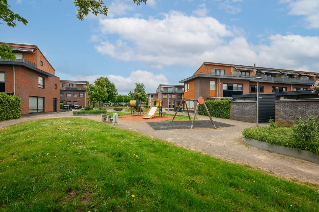 Spacious Family Home with 5 Bedrooms and Sunny Roof Terrace in Popular Almere Neighborhood — 61