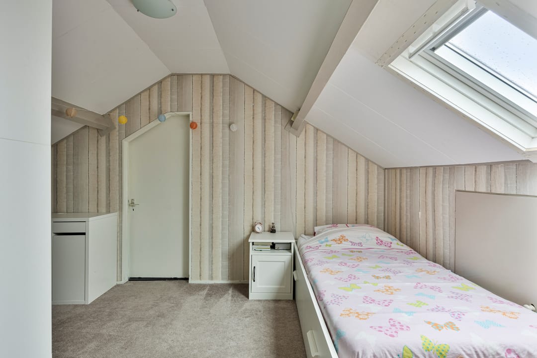 Spacious detached family home with 8 bedrooms and garden room in Opheusden center — 46