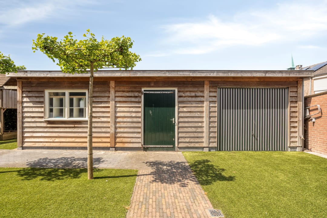 Spacious detached family home with 8 bedrooms and garden room in Opheusden center — 58