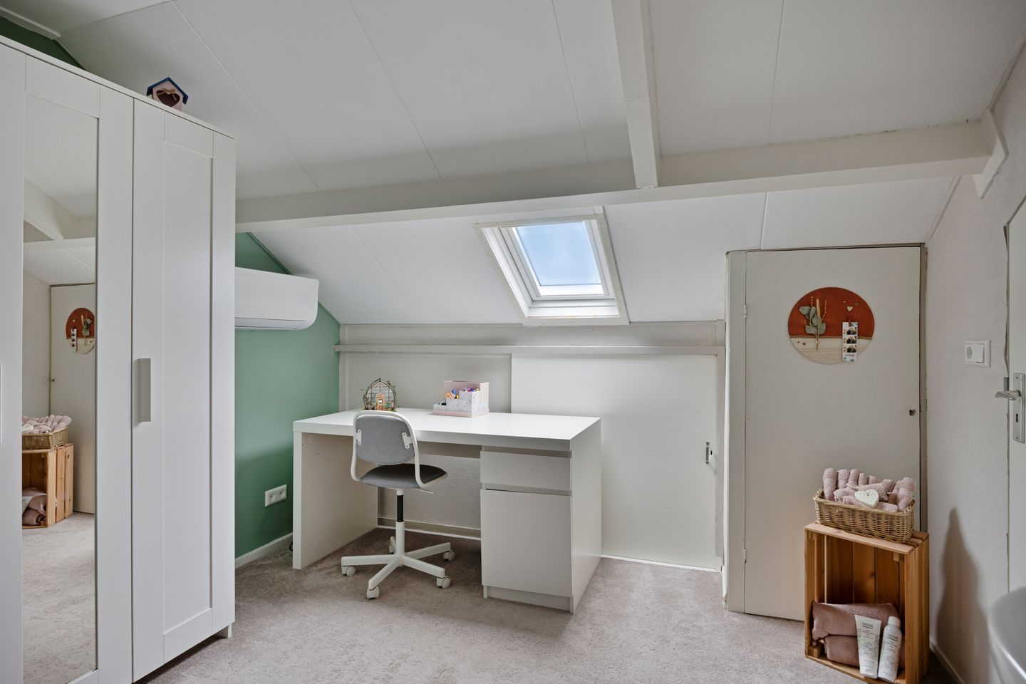 Spacious detached family home with 8 bedrooms and garden room in Opheusden center — 44