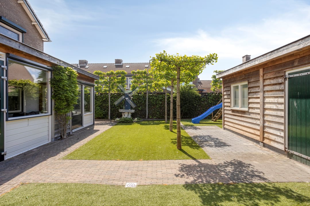 Spacious detached family home with 8 bedrooms and garden room in Opheusden center — 56
