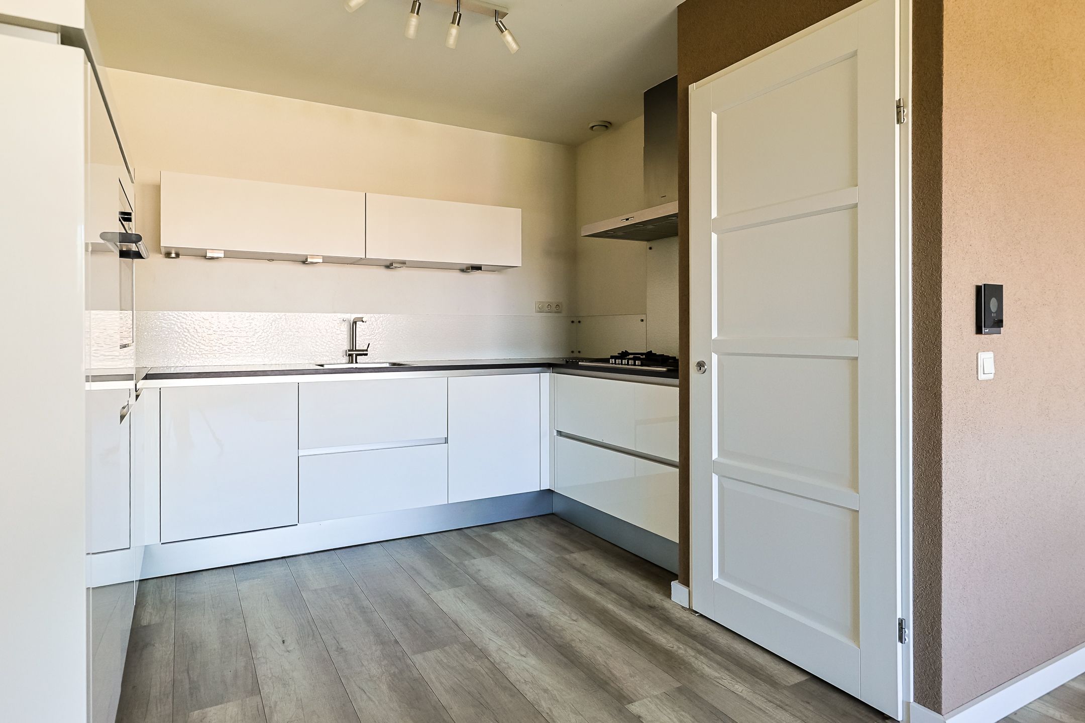Turn-key apartment in popular Kerk & Zanen district with sunny balcony — 18