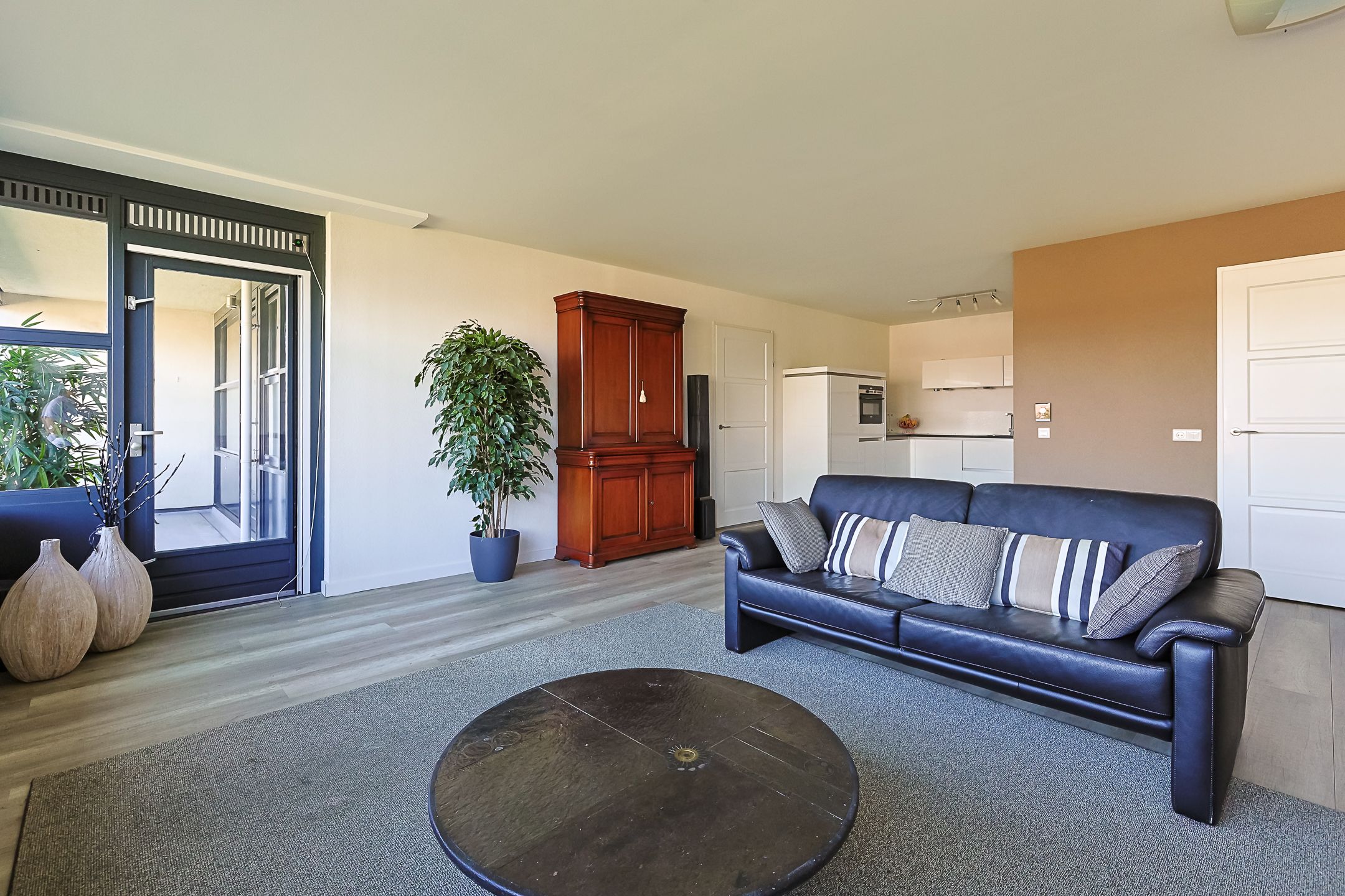 Turn-key apartment in popular Kerk & Zanen district with sunny balcony — 12