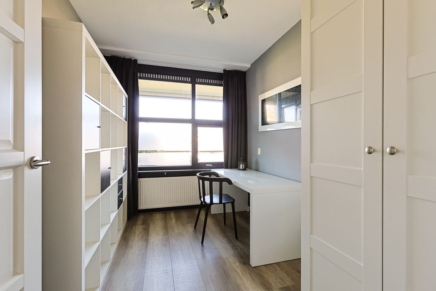 Turn-key apartment in popular Kerk & Zanen district with sunny balcony — 25