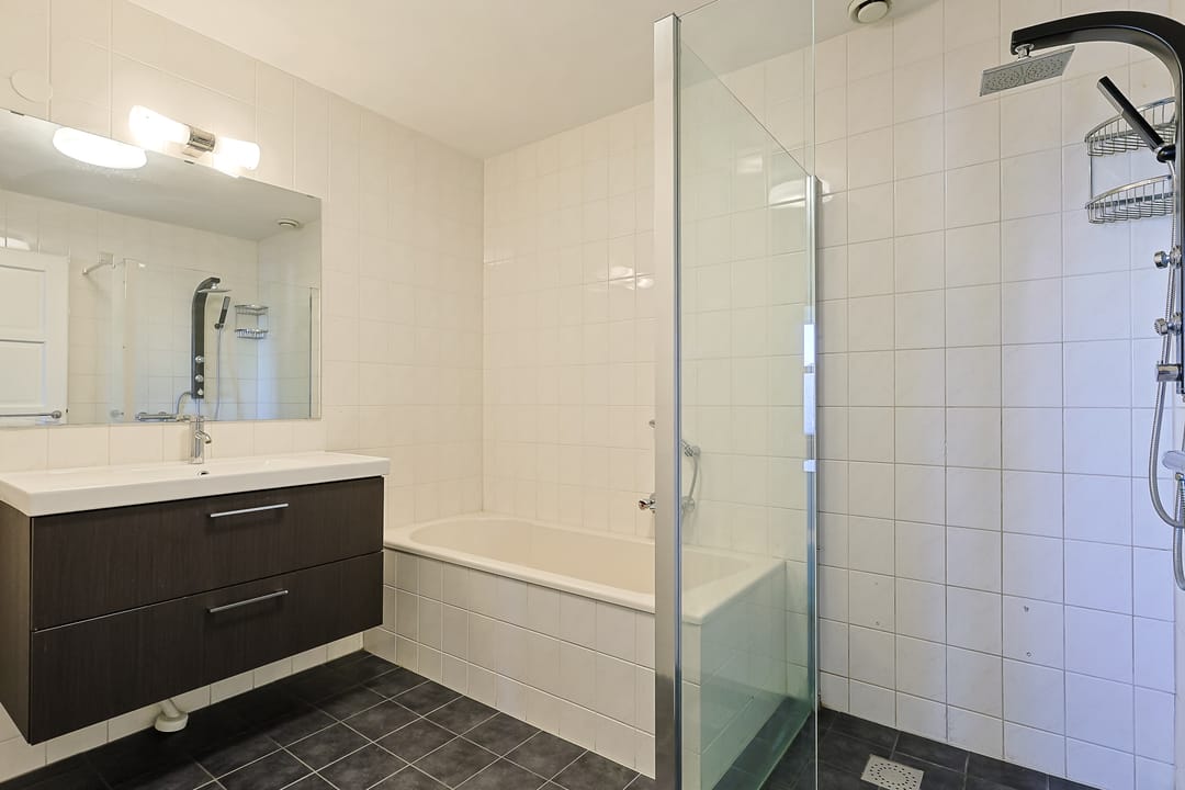Turn-key apartment in popular Kerk & Zanen district with sunny balcony — 28