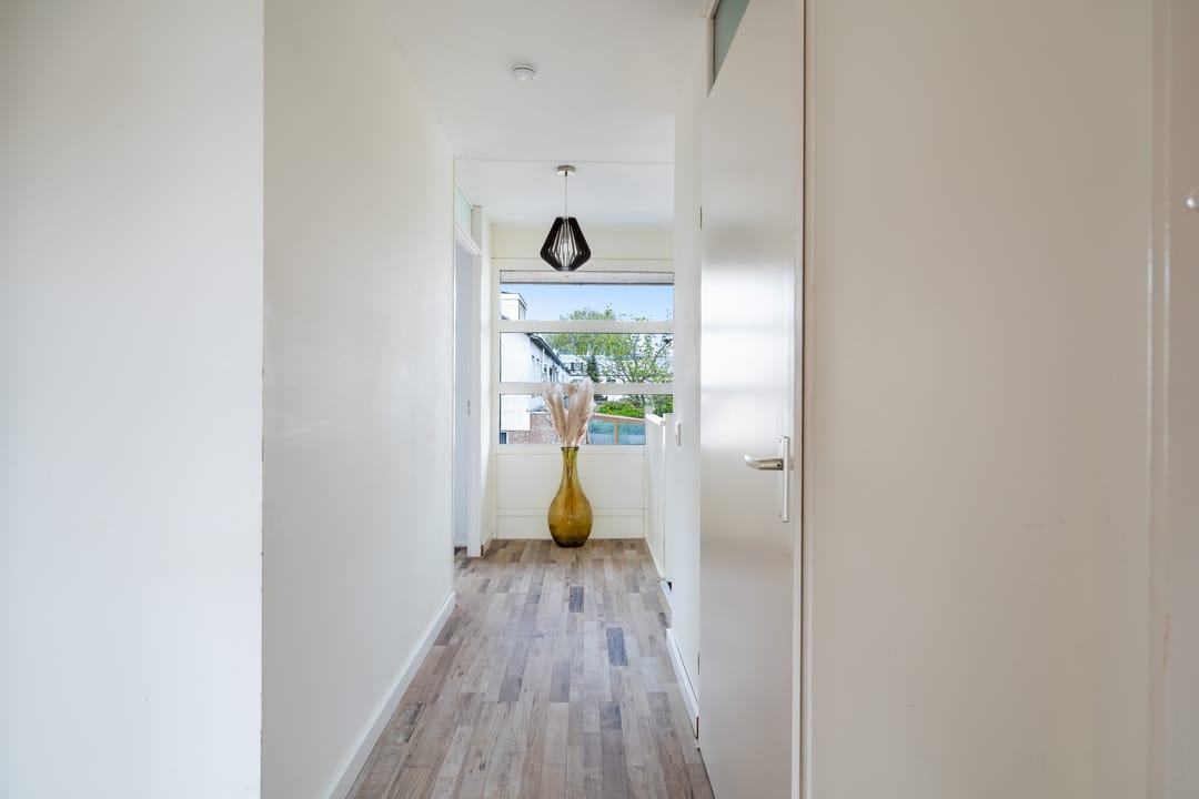 Move-in ready family home with sunny south-facing garden in Alphen aan den Rijn — 37