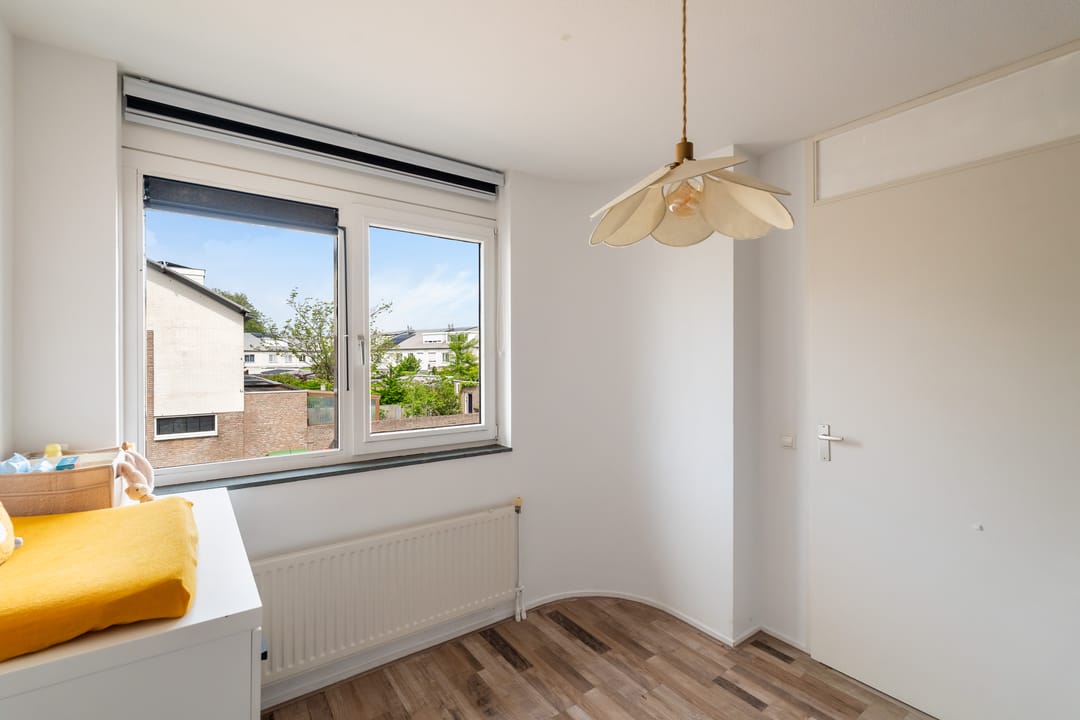 Move-in ready family home with sunny south-facing garden in Alphen aan den Rijn — 43