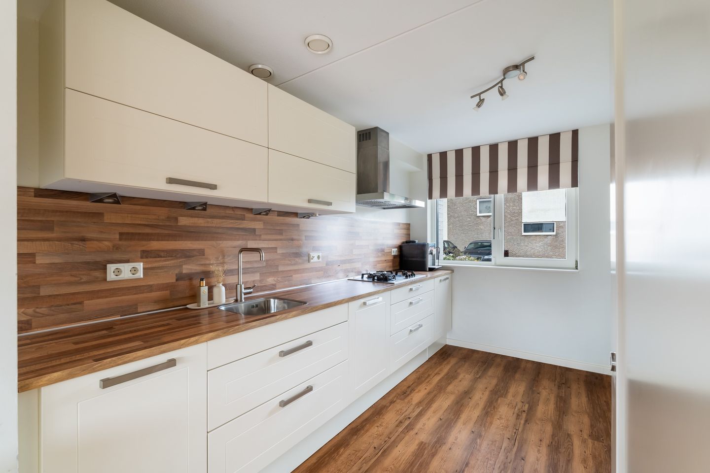 Move-in ready family home with sunny south-facing garden in Alphen aan den Rijn — 25