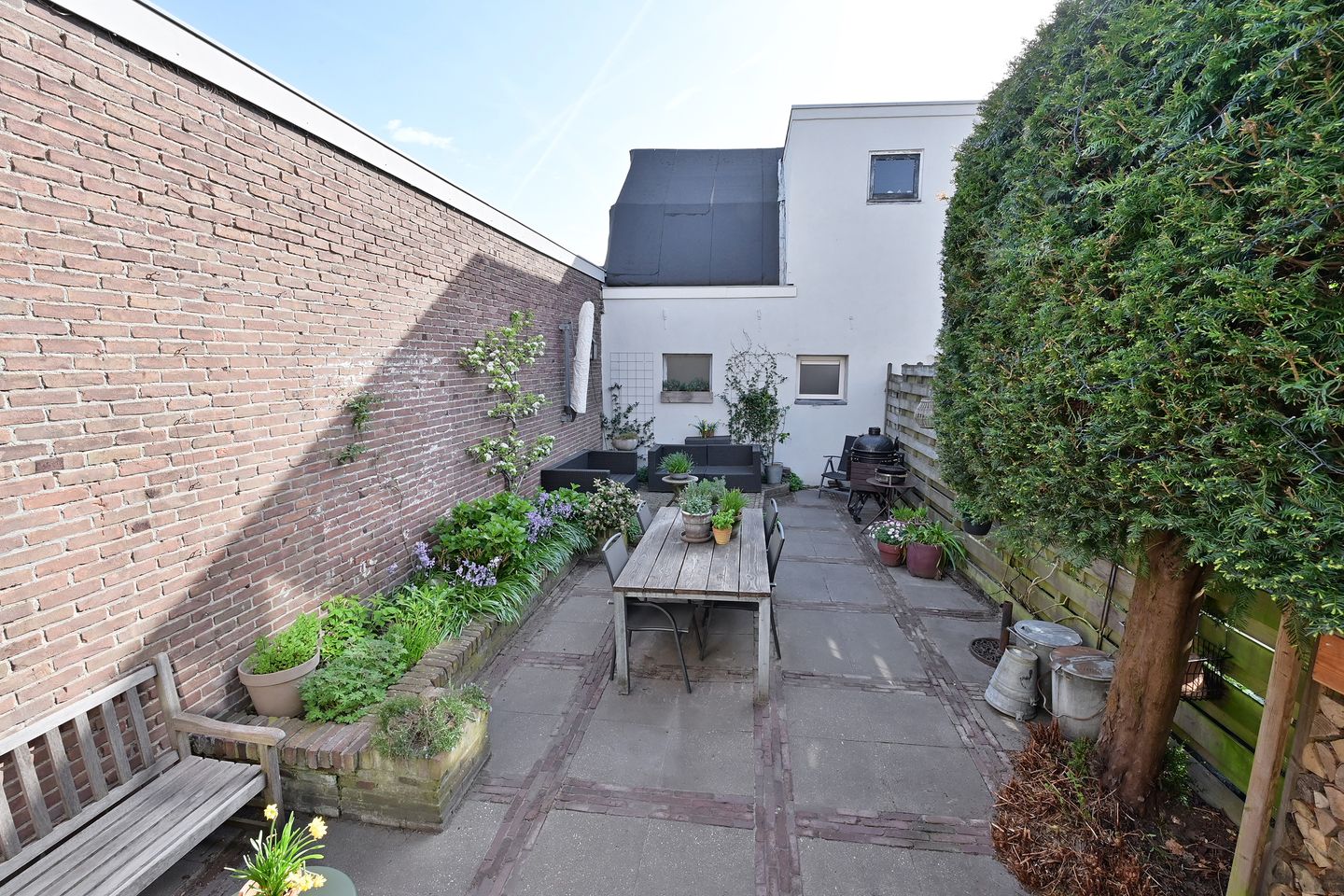 Unique corner house from 1906 in Hilversum's famous Bloemenbuurt with monument status and converted souterrain — 19