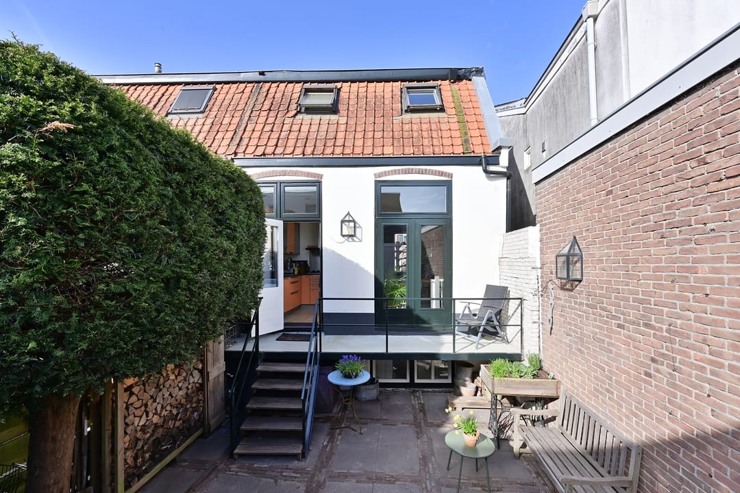 Unique corner house from 1906 in Hilversum's famous Bloemenbuurt with monument status and converted souterrain — 17