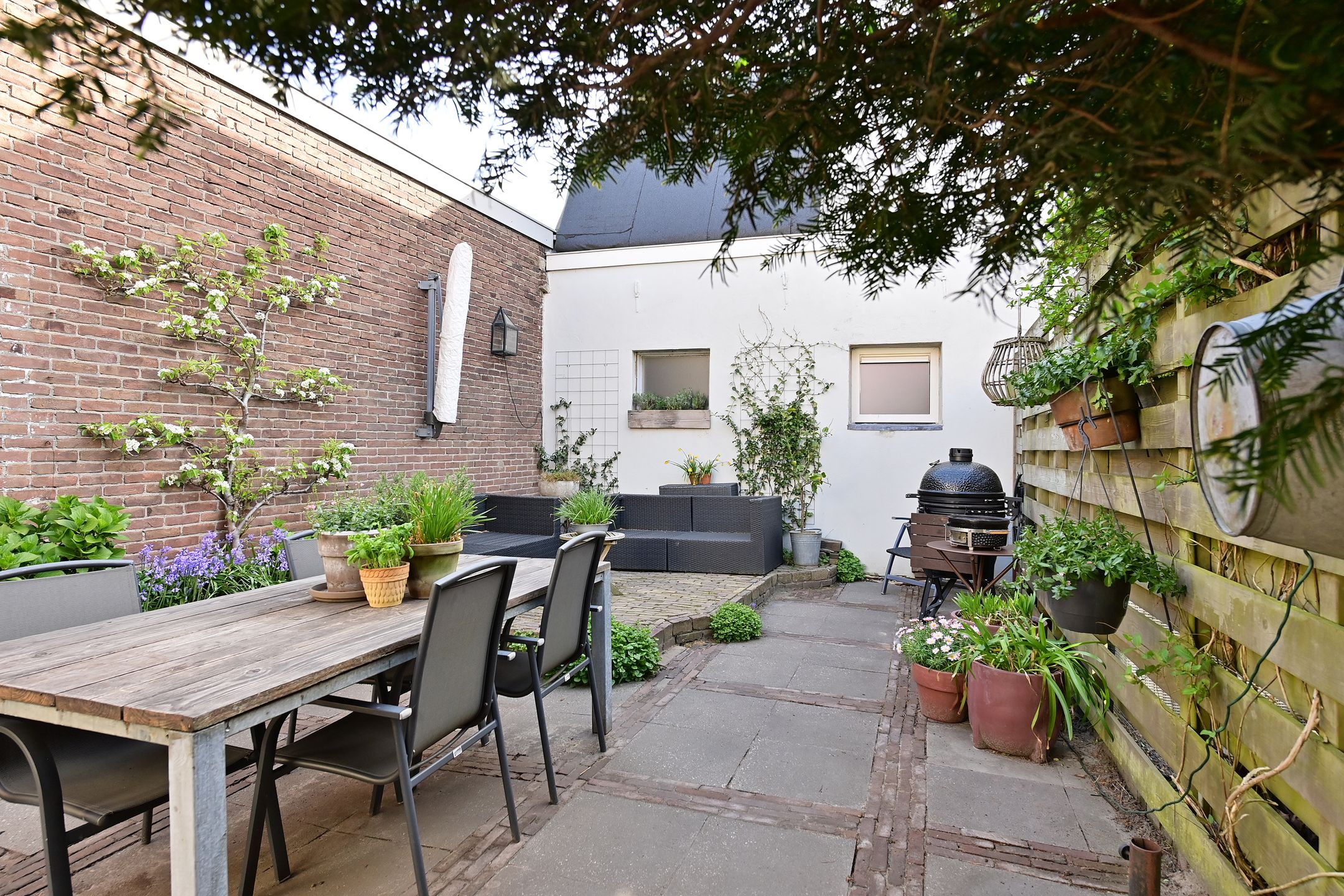 Unique corner house from 1906 in Hilversum's famous Bloemenbuurt with monument status and converted souterrain — 18