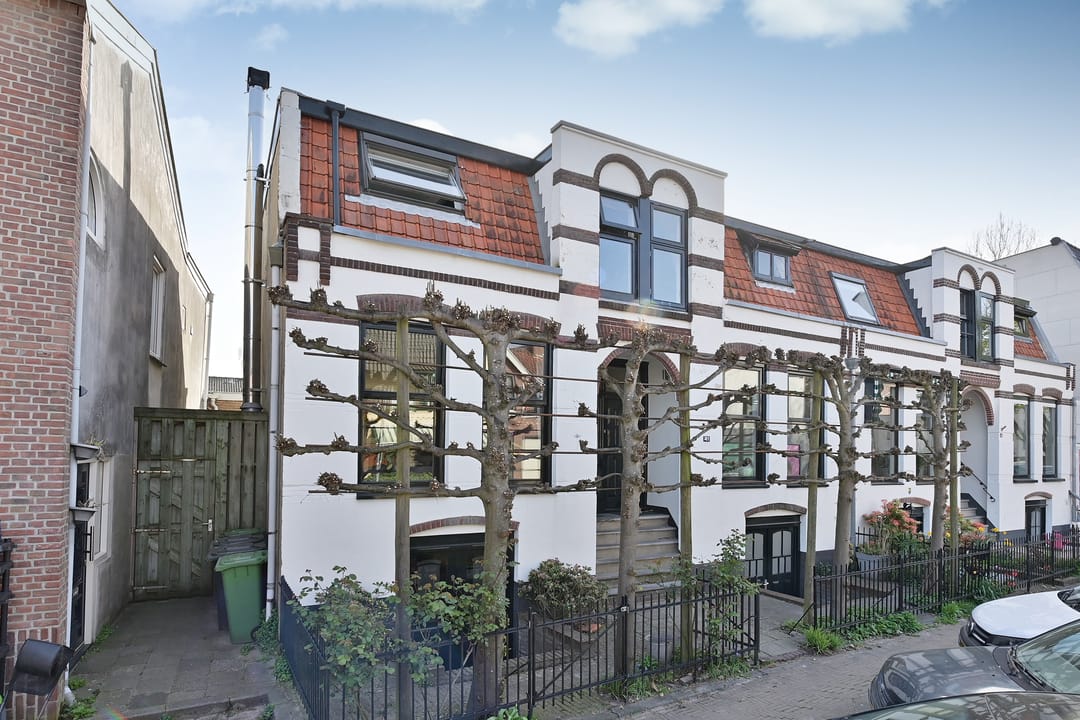 Unique corner house from 1906 in Hilversum's famous Bloemenbuurt with monument status and converted souterrain — 22
