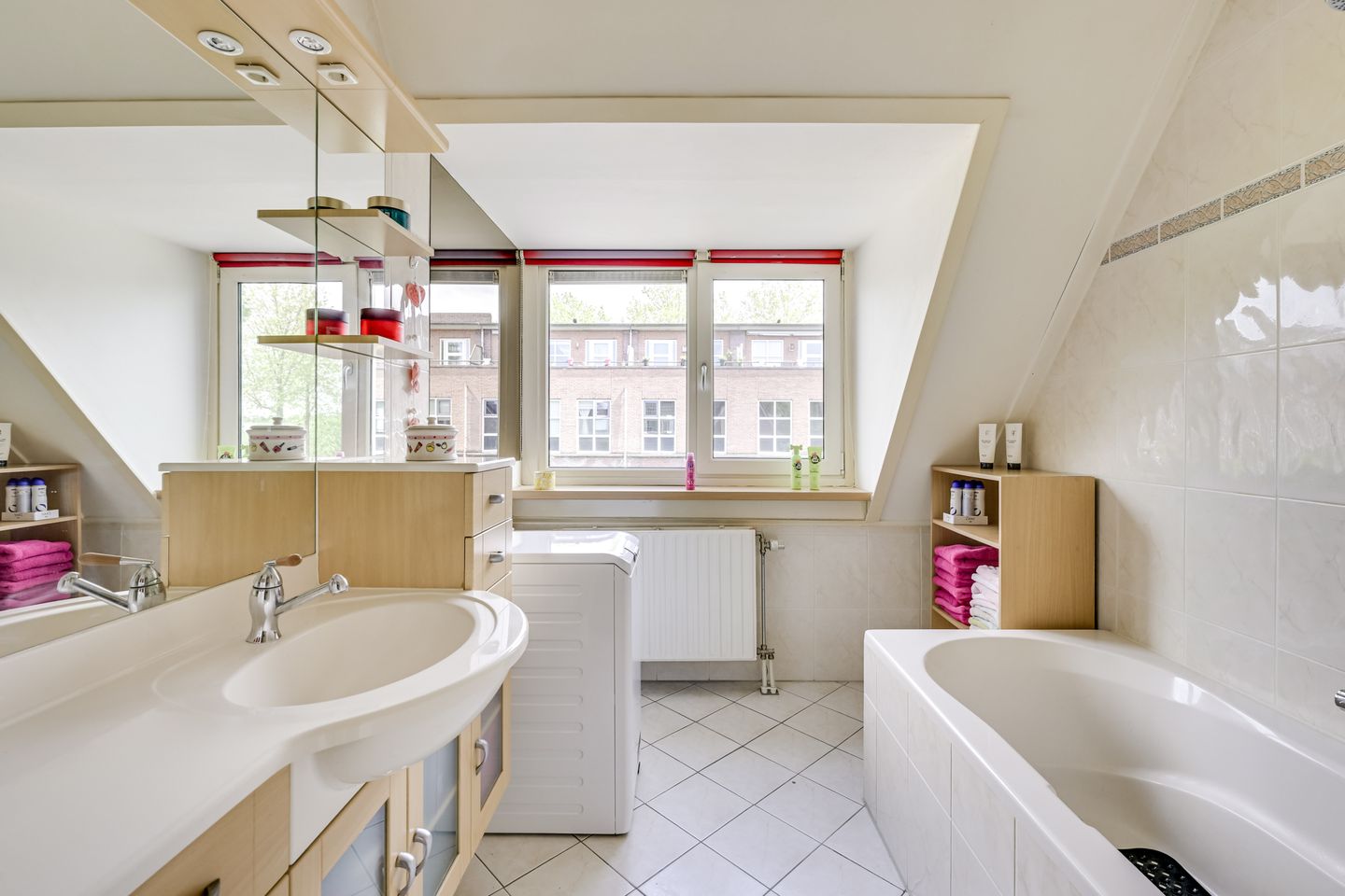 Charming Terraced House with Sunny Garden in Houten Near Station and Amenities — 19