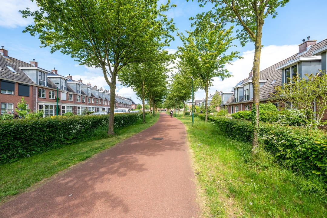 Charming Terraced House with Sunny Garden in Houten Near Station and Amenities — 26