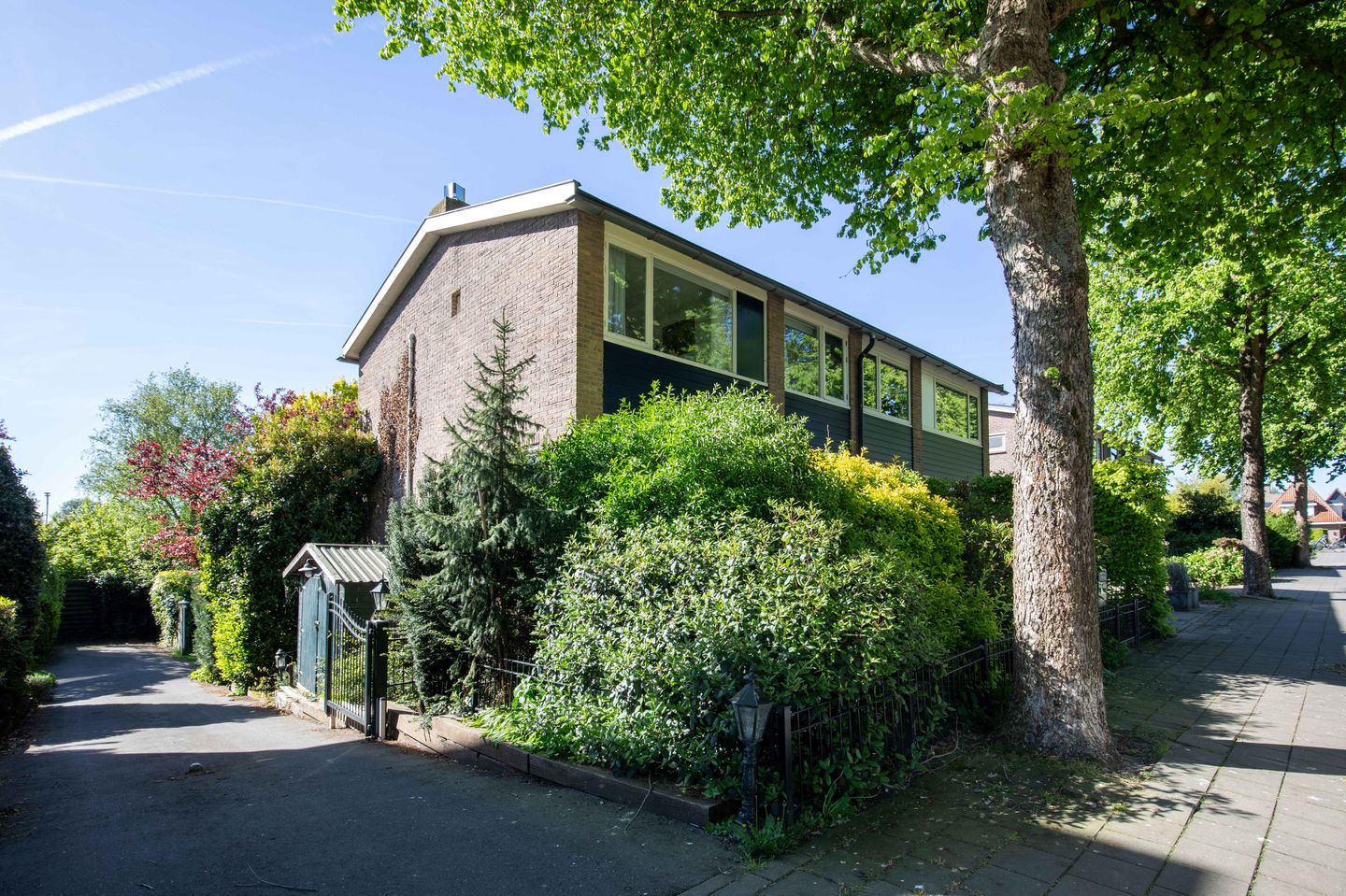 Spacious family home with basement apartment, garden and carport in Aalsmeer — 35