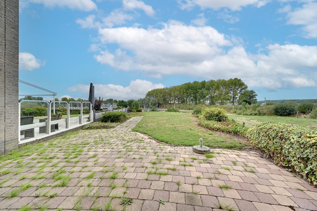 Ground Floor Apartment with Expansive 380 m² Garden in Wooded Setting — 23